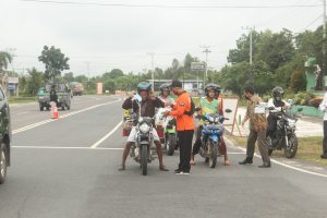 Foto : saat petugas membagikan masker kepada masyarakat yang melintas jum'at (17/4)